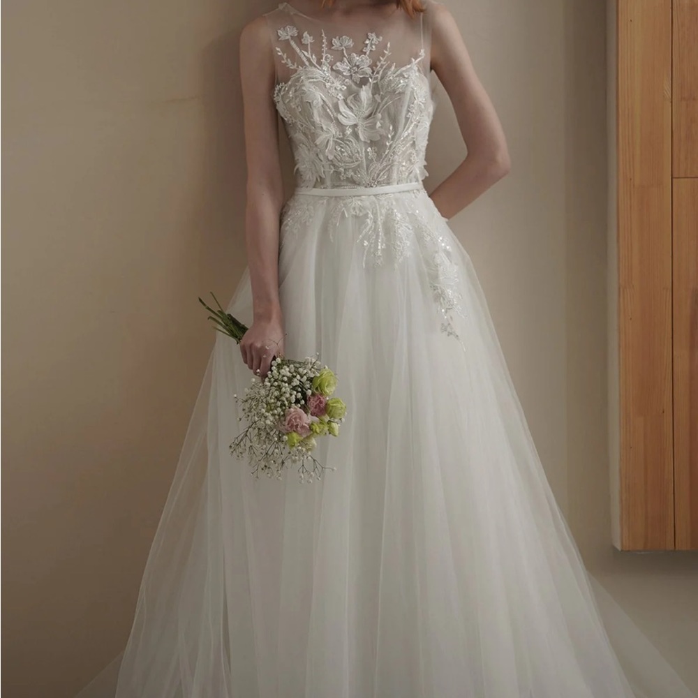 Sleeveless 3D Embroidered Beaded Lace Illusion Neckline A Line Wedding Dress